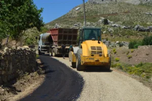 BÜYÜKŞEHİR BELEDİYESİ GÜNNERCİK YAYLA YOLUNU ASFALTLIYOR - Mega TV Gunnercik yayla yolu asfalt 4 min 1 - Mega TV