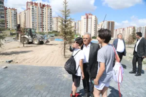 YEŞİLYURT PARK ALANI’NDA İNCELEME YAPAN BAŞKAN BÜYÜKKILIÇ, GENÇLERLE BULUŞTU - Mega TV NURI8449 f min - Mega TV