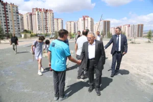 YEŞİLYURT PARK ALANI’NDA İNCELEME YAPAN BAŞKAN BÜYÜKKILIÇ, GENÇLERLE BULUŞTU - Mega TV NURI8460 c min - Mega TV