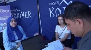 KAYSERİ KARIYER MERKEZİ,VATANDAŞLARA İŞ KAPISI OLMAYA DEVAM EDİYOR - Mega TV 978987 f min - Mega TV