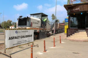 Antalya Bulvarı Yan Yolunda Asfalt Yenileme Çalışması - Mega TV Antalya Bulvari Yol Calismasi 1 min - Mega TV
