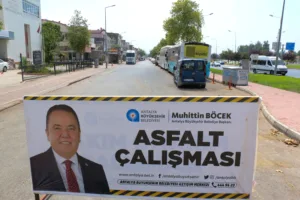 Antalya Bulvarı Yan Yolunda Asfalt Yenileme Çalışması - Mega TV Antalya Bulvari Yol Calismasi 6 min - Mega TV