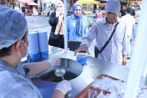 Büyükşehir Aşure İkramına Devam Ediyor - Mega TV Buyuksehir Asure dagitimi 11 min - Mega TV