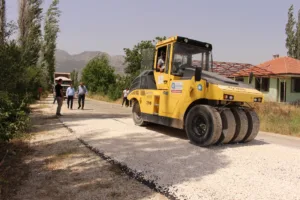Elmalı-Akçay grup yolunda sathi asfalt çalışması başladı - Mega TV Elmali Akcay grup yolu 3 min - Mega TV
