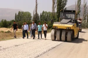 Elmalı-Akçay grup yolunda sathi asfalt çalışması başladı - Mega TV Elmali Akcay grup yolu 8 min - Mega TV
