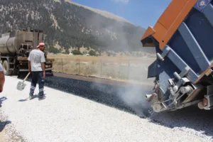 Büyükşehir’den yayla yollarında seferberlik - Mega TV Finike Ordubek yayla yolunda asfalt calismasi 1 - Mega TV