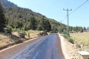 Büyükşehir’den yayla yollarında seferberlik - Mega TV Finike Ordubek yayla yolunda asfalt calismasi 11 - Mega TV