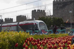 Büyükşehir İle Tramvaylarda Ücretsiz İnternet Dönemi - Mega TV IMG 9638 b min - Mega TV