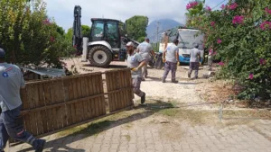 Büyükşehir ekipleri karavan park tahliyesini tamamladı - Mega TV karavan alanlari temizlik 12 min - Mega TV