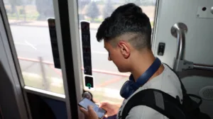 Büyükşehir'in Tramvaylardaki Ücretsiz İnternet Hizmetinden Vatandaşlar Çok Memnun - Mega TV 098A1356 9 1 min - Mega TV