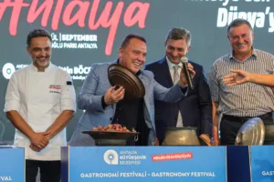 ARDA TURKMEN BASKAN VALI LUTFU SAVAS 1 min - Mega TV