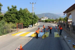 Büyükşehir Ekipleri Yaya Geçitleri Ve Kasisleri Boyuyor - Mega TV Finike yaya gecidi boyama 1 min 1 - Mega TV