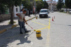 Büyükşehir Ekipleri Yaya Geçitleri Ve Kasisleri Boyuyor - Mega TV Korkuteli durak onu cizgi calismasi 1 min - Mega TV
