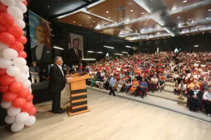 Başkan Büyükkılıç'tan Konservatuar'ın Coşkulu Kapanışına Özel Türkü - Mega TV NURI6342 a min 1 - Mega TV