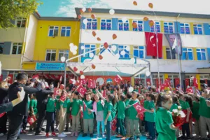 Vali Çiçek Ve Başkan Büyükkılıç, Ders Zili Çalan Öğrencilerin Heyecanına Ortak Oldu - Mega TV NURI6902 z min - Mega TV