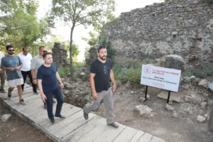 REKTOR TURKDOGAN SYEDRA ANTIK KENTINI INCELEDI 2 min - Mega TV