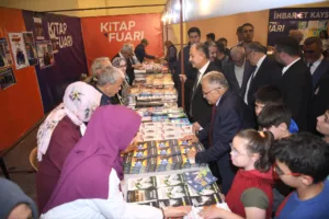 Bakan Özhaseki Ve Başkan Büyükkılıç, Kayseri’de 6’ncı Kitap Fuarını Ziyaret Etti - Mega TV 391747827 873392264146561 4107048474875969436 n 2 min - Mega TV