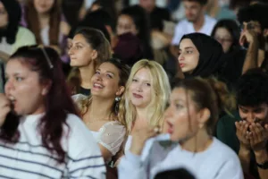 Üniversite Öğrencileri Alanya Belediyesi’nin Sinema Gecesi’nde Buluştu - Mega TV 8 min - Mega TV