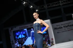 Genç Tasarımcılardan “100. Yıl Özel Koleksiyonu” Defilesi - Mega TV AFWEU Yeni Jenerasyon Moda Haftasi 11 - Mega TV