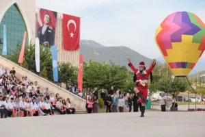 ALKÜ’de 100. Yıl Coşkusu - Mega TV ALKUDE 100. YIL COSKUSU 2 min - Mega TV