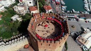ALKUDEN TURDA BAYRAK SOLENI 4 min - Mega TV
