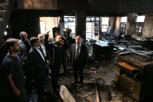 Baskan Bocek yangindan zarar goren esnafi ziyaret etti 10 min - Mega TV