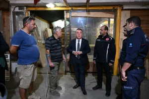 Baskan Bocek yangindan zarar goren esnafi ziyaret etti 15 min - Mega TV