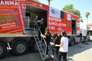 DEPREM SIMULASYON TIRI EGITIMI OGRENCILERE 9 min - Mega TV