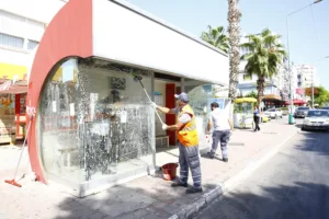 Büyükşehir Belediyesi temiz bir kent için çalışıyor - Mega TV Durak Temizlk Calismasi1 min - Mega TV