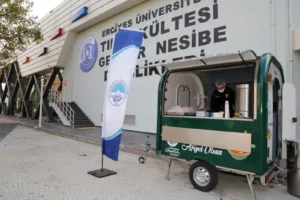 'Öğrenci Dostu' Büyükkılıç'tan, ERÜ Tıp Fakültesi Öğrencilerine Sıcak Çorba Hizmeti - Mega TV F7 smvGWIAA9KLI 1 min - Mega TV