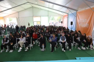 Siyasetçi ve Gazeteci Yazarlardan 6'ncı Kayseri Kitap Fuarı'na Çıkarma - Mega TV IMG 1188 m min - Mega TV