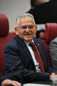 Başkan Büyükkılıç'tan Afetin İsimsiz Kahramanlarına Plaket - Mega TV ND5 7857 u min - Mega TV