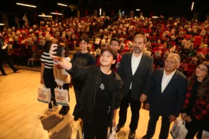 Genç Dostu Başkandan Öğrencilere Ücretsiz Kaynak Kitap - Mega TV NURI5258 i min - Mega TV