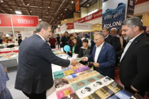 Siyasetçi ve Gazeteci Yazarlardan 6'ncı Kayseri Kitap Fuarı'na Çıkarma - Mega TV NURI5306 5 min - Mega TV
