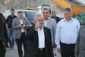 Başkan Büyükkılıç, 70 Milyon TL'lik Yolda Asfalt Çalışmasını İinceledi - Mega TV NURI7983 q min - Mega TV