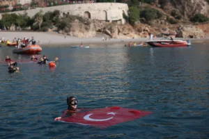 Dünya Rekortmeni Şahika Ercümen Antalya’da 100. Yıl İçin Dalış Yaptı - Mega TV Sahika Ercumen gosteri dalisi 1 - Mega TV