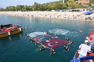Dünya Rekortmeni Şahika Ercümen Antalya’da 100. Yıl İçin Dalış Yaptı - Mega TV Sahika Ercumen gosteri dalisi 9 - Mega TV