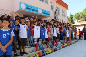Serik Dikmen okulu spor malzemesi dagitim 2 min - Mega TV