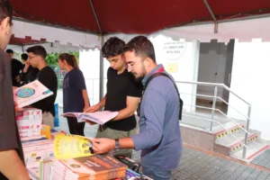 Öğrenciler Alanya Belediyesi Ucuz Kitap Fuar'ında Kitaplarla Buluştular - Mega TV WhatsApp Image 2023 10 18 at 13.47.57 - Mega TV