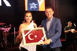 Alanya Cumhuriyet İçin Yürüdü Coşku Funda Arar İle Zirve Yaptı - Mega TV WhatsApp Image 2023 10 30 at 00.37.26 1 - Mega TV