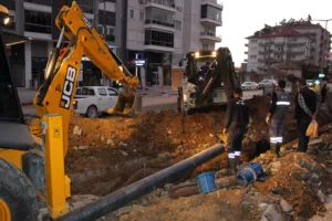 Elmalı’da 50 yıllık içme suyu hattı değiştiriliyor - Mega TV Elmali ASAT ekipleri 24 saat calisiyor 1 1 - Mega TV
