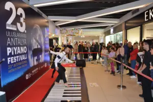 Piyano sihirbazları Antalya ve Alanya’da gösteri yaptı - Mega TV Antalyada piyano buyusu 11 min - Mega TV