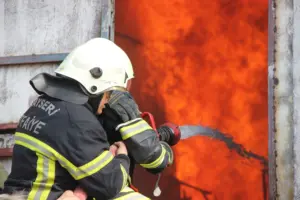 Kayseri İtfaiyesi'nden 10 Araç, 37 Personel ile OSB'DEKİ Yangına Müdahale - Mega TV IMG 6555 o min - Mega TV