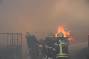 Kayseri İtfaiyesi'nden 10 Araç, 37 Personel ile OSB'DEKİ Yangına Müdahale - Mega TV IMG 6584 r min 1 - Mega TV
